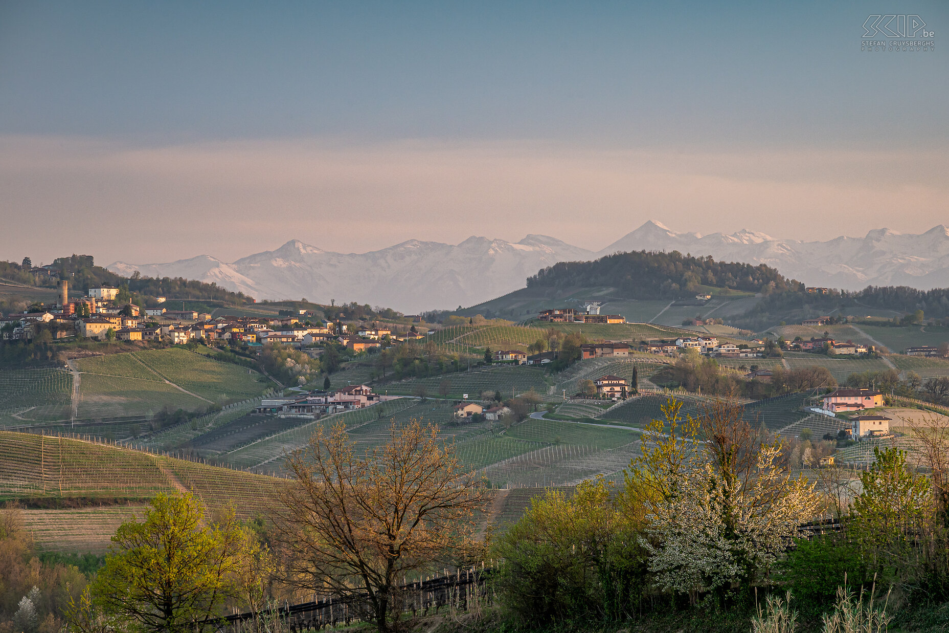 Langhe regio - Zonsondergang De prachtige Langhe Roero Monferrato regio met de vele beroemde wijngaarden en pittoreske dorpjes op de heuvels en in de verte de nog besneeuwde Alpen toppen Stefan Cruysberghs